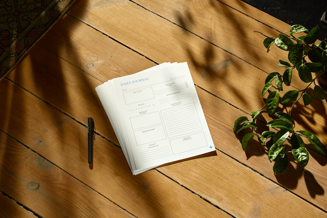 Persona escribiendo en un cuaderno para organizar sus preguntas e indicaciones
